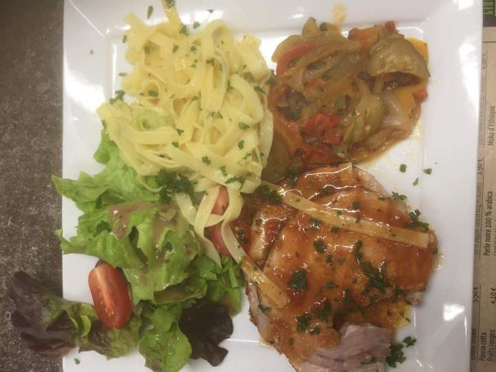 Viande de porc rôti avec salades Le Calvados Dieppe